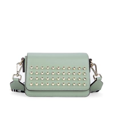 Túi đeo chéo nắp gập họa tiết đinh tán SD0063